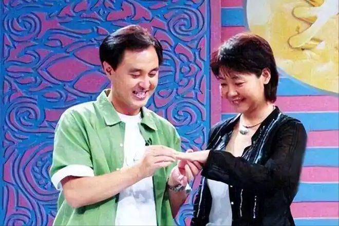 饭帅气丈夫甘当“家庭主夫”把她宠成宝开元棋牌app结婚34年只生孩子不做(图4)