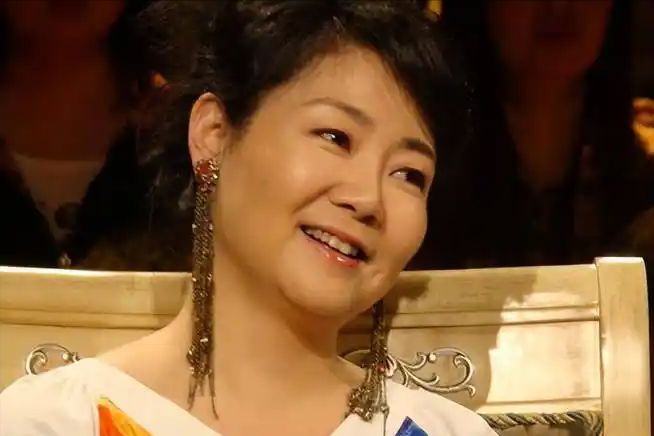 饭帅气丈夫甘当“家庭主夫”把她宠成宝开元棋牌app结婚34年只生孩子不做(图7)