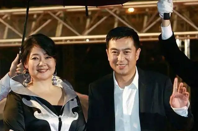 饭帅气丈夫甘当“家庭主夫”把她宠成宝开元棋牌app结婚34年只生孩子不做(图13)