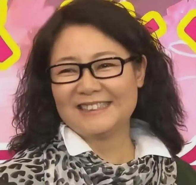 饭帅气丈夫甘当“家庭主夫”把她宠成宝开元棋牌app结婚34年只生孩子不做(图22)