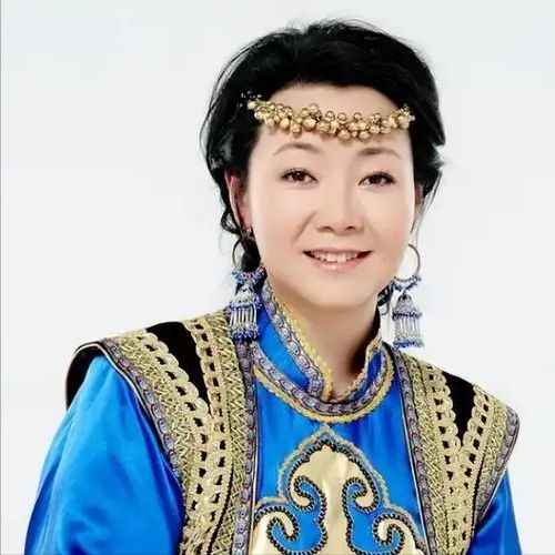 饭帅气丈夫甘当“家庭主夫”把她宠成宝开元棋牌app结婚34年只生孩子不做(图17)