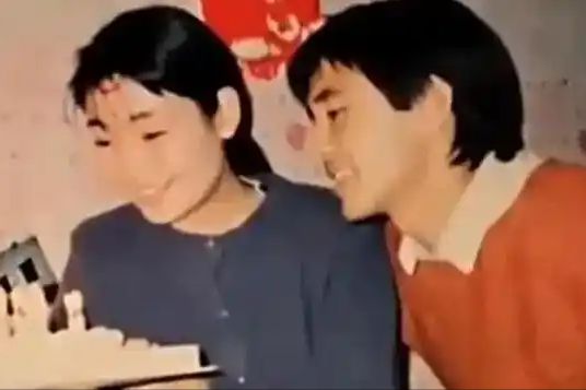 饭帅气丈夫甘当“家庭主夫”把她宠成宝开元棋牌app结婚34年只生孩子不做(图19)