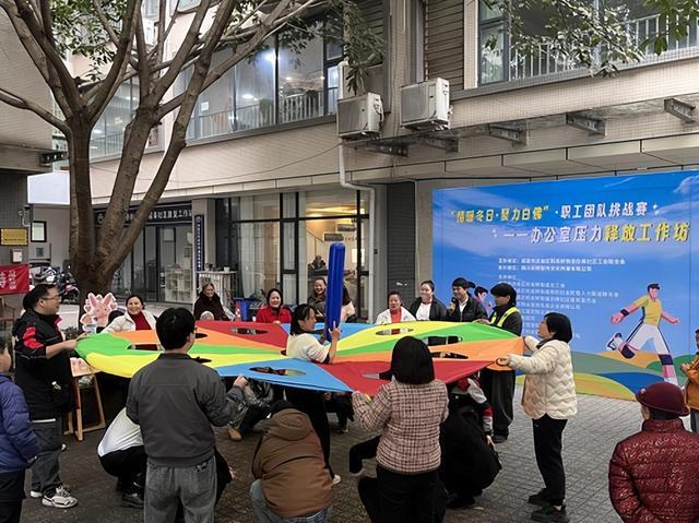 新就业形态劳动者送上“暖心大礼包”开元ky棋牌白佛社区为辖区职工及(图5)